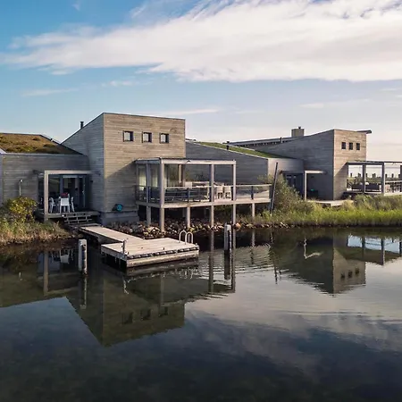 Villa 5 – The Hideaway | Wellnessvilla am Wasser mit Sauna und Jacuzzi-2