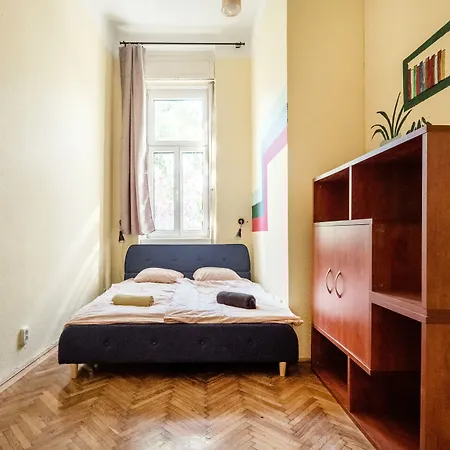 Baroque Hostel & Coworking-3