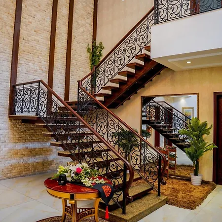 Spacious 5Br Luxury Family Home-3