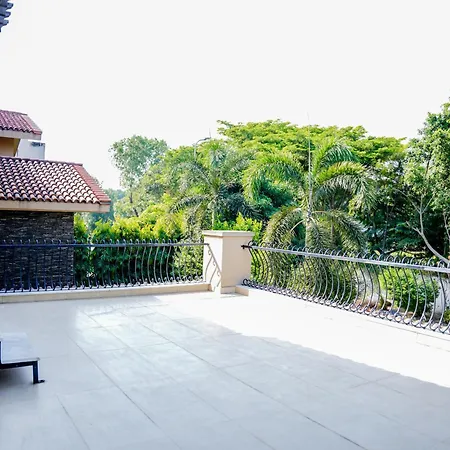 Spacious 5Br Luxury Family Home-2