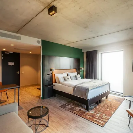 Holiday Inn - The Niu, Fender Amsterdam-2