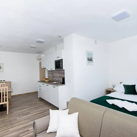 Solid Gold Garni Hotel-2