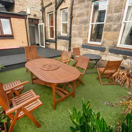 Roomy Home 1 Level Free Parking-3