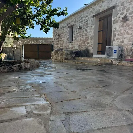 Charming Cyprus Getaway In Pfos - Garden View Holiday House-3