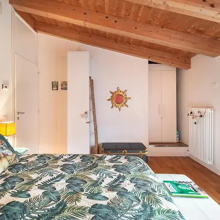 Colorful Venetian Apartment R&R-2
