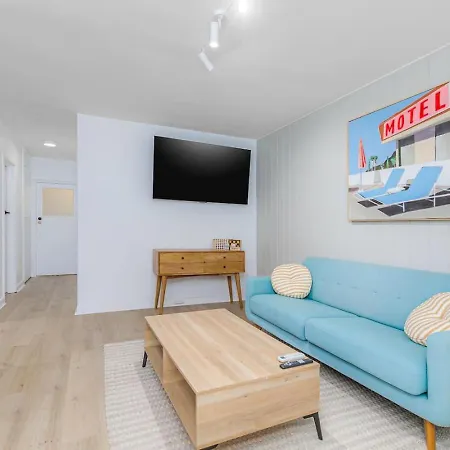 Sleeps 4 Priv. Courtyard Walk To Beach-3