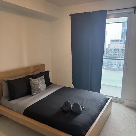 Lush 3 Bedroom Condo By Cn Tower - Free Parking-2