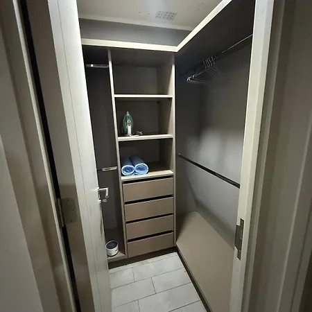 Air Conditioning Beautiful Downtown Apartment-3