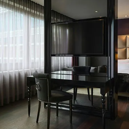 Roomers Frankfurt Central, Autograph Collection-2
