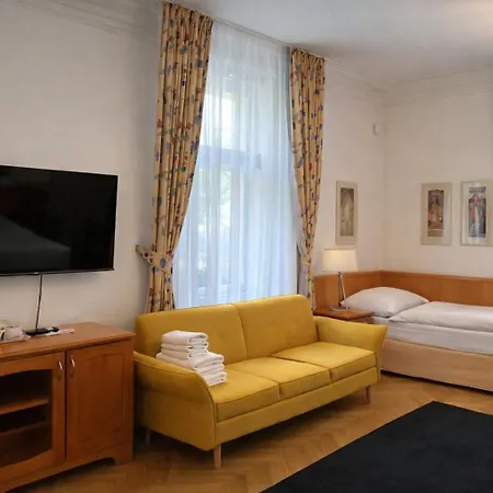 Residence Dykova - Former Pension Jana, Domov Mladeze-3