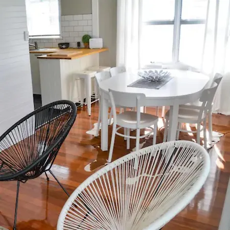 Modern And Stylish 3 Bedroom Home, Western Sydney Ideal For Contractors-3