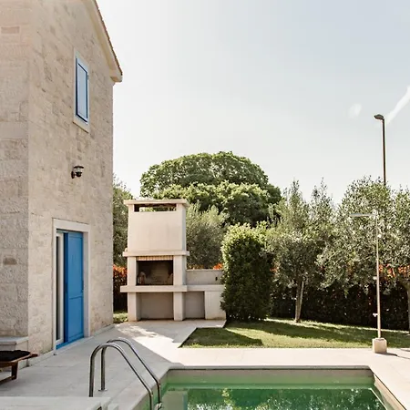 Beautiful Villa Torre I With Whirlpool In Tar-3