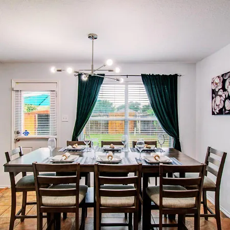 Modern 4Br Retreat With Yard & Air Hockey Table-2