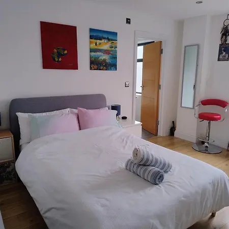 Fantastic Location Private Deluxe Ensuite Bathroom Shoreditch Hoxton Spitalfields Liverpool St London Bridge City 2 Rooms Luxury Doubles For 5 Guests,You Will Share Entrance To Apartment With Host During Your Stay,All Rooms Are Private With Secured L-2
