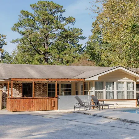 Savannah Getaway With Private Pool, Porch & Deck-3