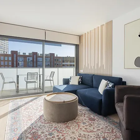 Quiet Modern 2 Bed Apartment With Balcony, Pool And Free Parking-2