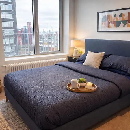 Beautiful View To Canary Wharf , O2 Arena , Near By London Excel 3-Beds-3