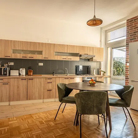 Spacious City Flat With Courtyard-3