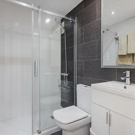 Quiet Modern 2 Bed Apartment With Balcony, Pool And Free Parking-3