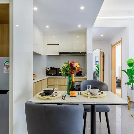 Kalm Apartment- Luxury Living With A Gym, Heated Pool & Stunning Views-2