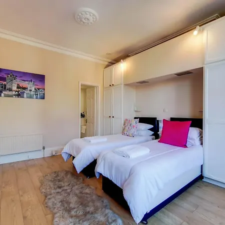Ealing Apartment Near Walpole Park & Workspace-2