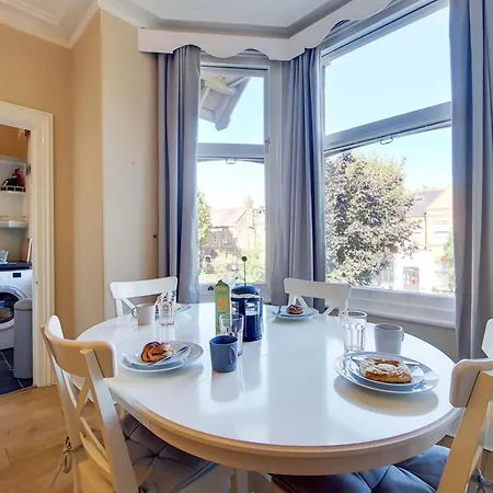 Ealing Apartment Near Walpole Park & Workspace-3