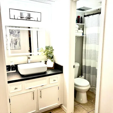 Montrose Stays Spotless Full Apt! Free Parking!!! An Art Lover'S Dream-3