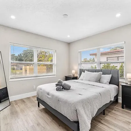 Charming North Miami Home With Private Yard — Pet-Friendly & Near Beach-2