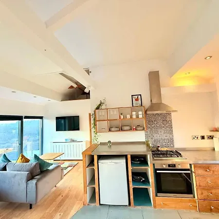 Beautiful Quirky Apartment With Spectacular Views-3