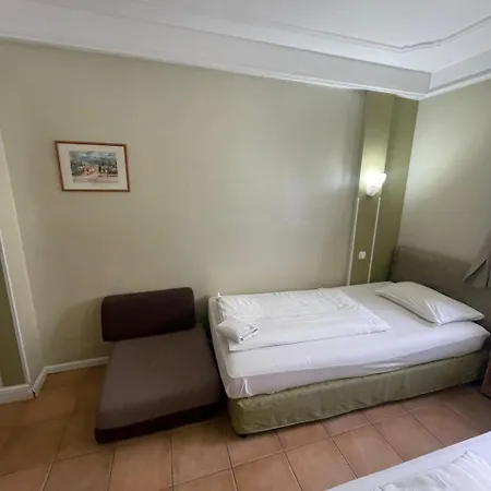 Executive Paradise Family And Business Suites-3