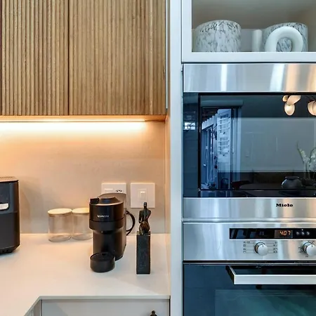 Chic, Modern 4-Bedroom Home On Buitenkant-3