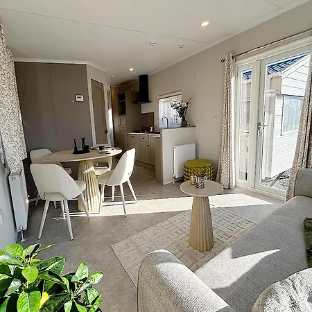 Inviting Hollum Chalet Near Golf Course-3