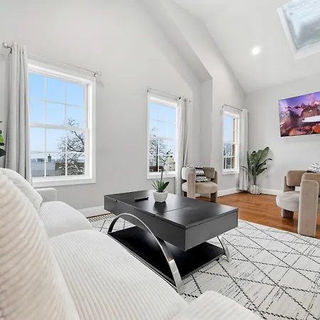 4 Bedroom • Vaulted Living • Sleeps 11-2