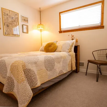 Retro 70S Styled Home 15 Min To Downtown-2