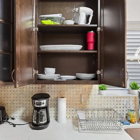 3 BR • Full Kitchen • Sleeps 8-3
