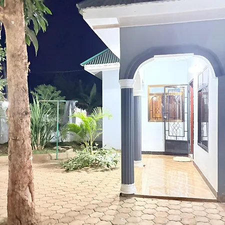 Cozy Retreat In Arusha - Power 24Hrs -Firepit - Free Parking- Garden Swing- Fast Wi-Fi-2