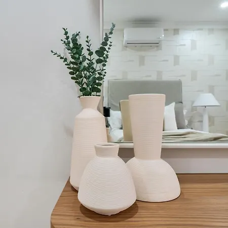 Chic, Modern 4-Bedroom Home On Buitenkant-2