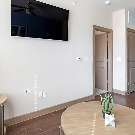 Landing Modern 1Bd Courtyard Gym-2