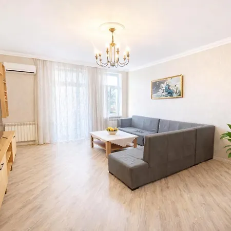 Spacious Central 3 Bedroom Apt By Boulevard, F1 View-3