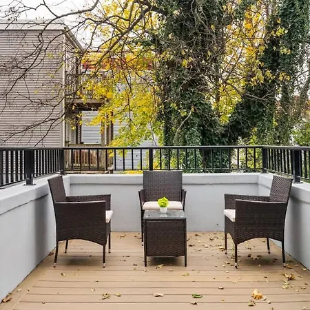 2Br Modern Urban Escape Balcony Sleeps 6-2