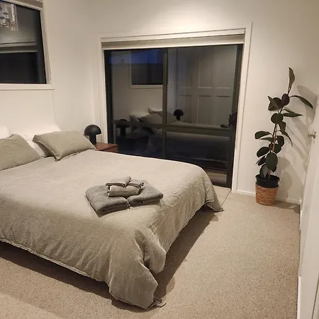 Self-Contained Flat With Private Entrance And Yard-2