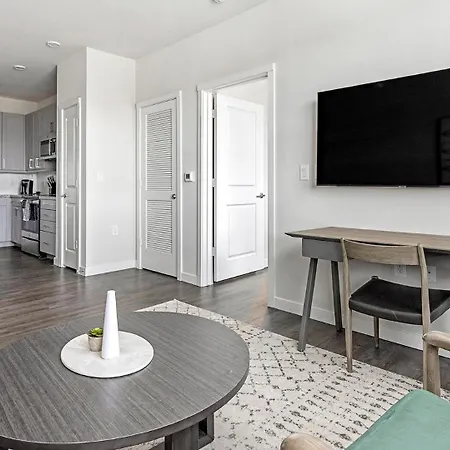 Landing Stunning 2Bd Courtyard Pool-2