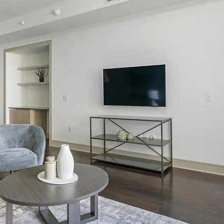 Landing Beautiful 1Bd Pool Courtyard-2