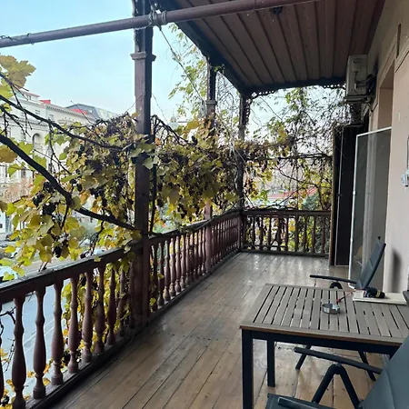 Old Tbilisi Apartment Steps From Freedom Square-2