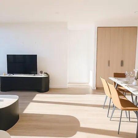 Milton Oasis Level 16- Luxury Apt Near Milton Station-3