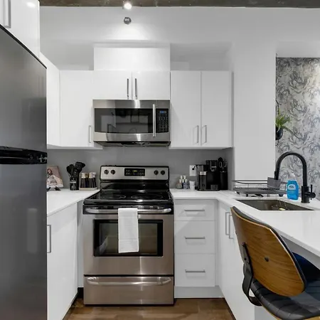 Impeccable Parc Avenue Pad With Parking-2