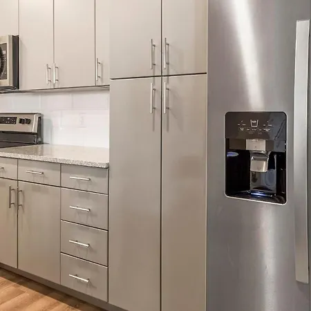 Landing Beautiful 2Bd Gym Pool-3