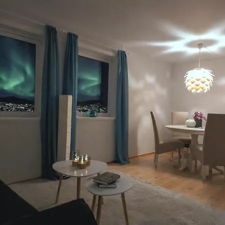 Hillside Top-Row Apartment, Stunning Views-2
