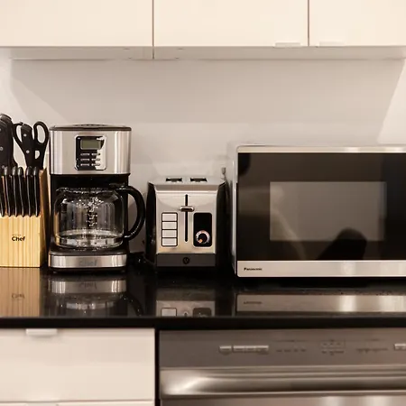 Stylish Retreat Near Crescent & Sainte-Catherine-2