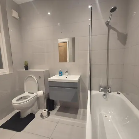 2Bed Ground Floor Apartment With Private Garden-2